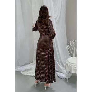 Vestido Marrón con Estampado de Lunares y Abertura Frontal - Marrón - Product Image 5