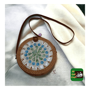 Sac en rotin avec incrustations de nacre, fabriqué à partir de tresses de rotin et d'accentuations en coquillage, pour accessoires de mode haut de gamme, fait main au Vietnam. - Product Image 2