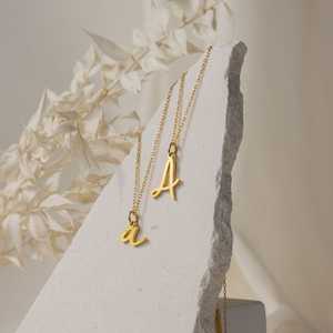 Collier de lettres initiales personnalisées en laiton plaqué or 14 ct, chaîne à maillons mignonne, cadeau pour Nella en laiton plaqué or - Product Image 1