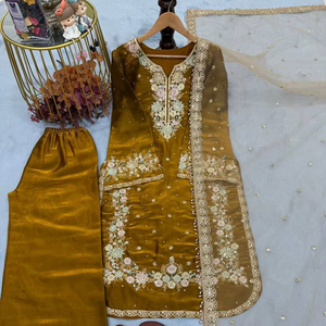 Ensemble haut, palazzo et dupatta en soie avec broderie lourde, travail de sequins, travail manuel de diamants et de perles, et bordure en dentelle fantaisie. - Product Image 1