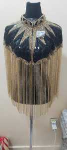 เสื้อคลุมเบอร์เลสก์ปักลายสวยงาม ประดับลูกปัดและเลื่อม ด้านหน้ามีโลโก้ ยาวกรอมพื้น ดีไซน์หรูหราแบบอสมมาตร ประดับมุก สำหรับงานเฉลิมฉลอง - Product Image 5