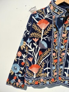 Chaqueta y Abrigo Bordado a Mano de Terciopelo Suzani, Chaqueta Corta Estilo Bohemio para Mujer, Estilo Vintage Bohemio, Chaqueta Suzani Colorida - Product Image 4