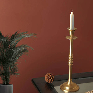 Portavelas de oro de inspiración vintage con acentos ornamentados Portavelas de oro sofisticado con encanto clásico - Product Image 1