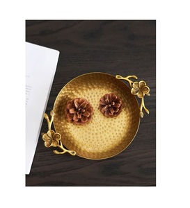 Plateau de service élégant en laiton, conçu pour présenter des collations, des boissons et des objets décoratifs avec un attrait classique intemporel - Product Image 5