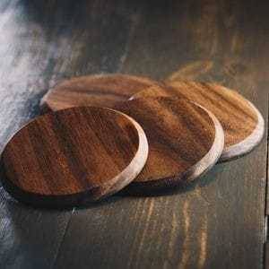 Posavasos de madera diseñados artesanalmente, perfectos para entretener a los invitados mientras se mantienen las mesas limpias y elegantes. - Product Image 3
