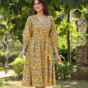 Vestido de manga larga estampado floral ajustado y acampanado estampado a mano amarillo mostaza elegante con cuello en V y borla - Product Image 1