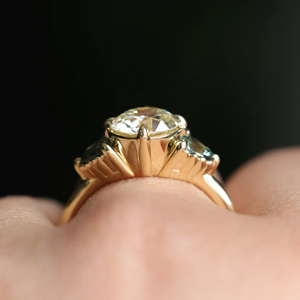 แหวนหมั้นมอสซาไนต์ทรงวินเทจแบบโอลด์ไมน์คัท ทอง 14K ประดับไพลินสีเขียวอมฟ้า แหวนสามเม็ดสไตล์โบราณ แหวนแต่งงานสำหรับผู้หญิง - Product Image 2