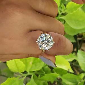Bague solitaire bicolore avec diamant de laboratoire rond certifié IGI de 8,00 carats, couleur D-E-F, clarté VVS-VS - Product Image 1