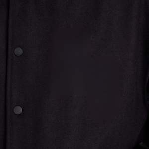 Chaqueta de bombardero universitaria para hombre, ropa de abrigo negra de gran tamaño con mangas de piel sintética y ribete de costilla y logotipo trasero bordado - Product Image 3