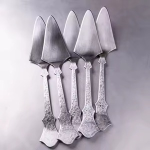 Service à gâteaux et couteau en métal tendance et élégant au design minimaliste pour une table à dessert contemporaine et chic - Product Image 1