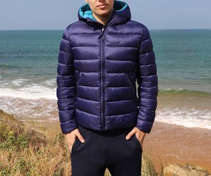 Chaqueta Acolchada con Capucha para Hombre, Diseño Grueso, Cálido y Resistente al Viento con Logotipo Frontal para Trabajo al Aire Libre, Clima Frío y Viajes - Product Image 3