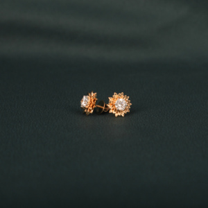 Boucles d'oreilles à tige plaquées or 10KT personnalisées en forme de fleur de diamant cultivé en laboratoire pour femmes avec un nouveau design à la mode - Product Image 5