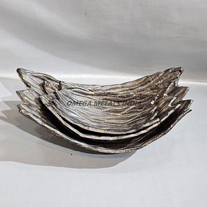 Elegante par de bandejas de hojas plateadas con detalles texturizados perfectos para mostrar golosinas y mejorar su decoración - Product Image 4