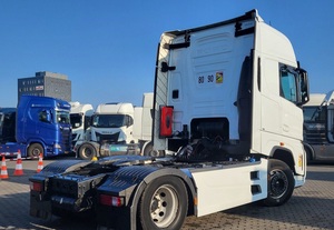 Camión Usado FO RD F Max 500 2 4x2 Diésel 2023, Cabeza Tractora Ligera Euro 6 con Suspensión Neumática, Transmisión FAST, Volante a la Izquierda, en Buen Estado - Product Image 3