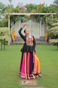 บรรยากาศของ navratri เป็นแบบดั้งเดิมและจิตวิญญาณและมุ่งเน้นไปที่ความสนุกสนานในงานรื่นเริงของเทศกาล reyon Gota patti ที่น่าดึงดูด - Product Image 3