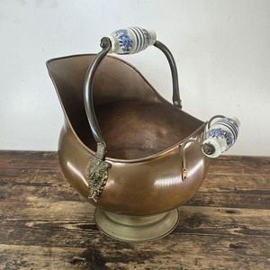 Seau à charbon traditionnel en laiton pour garder le charbon près du poêle avec des détails artisanaux pour compléter les intérieurs vintage et classiques - Product Image 1