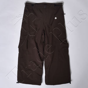 Pantalon de neige à jambes larges de couleur marron tendance avec tissu respirant, rangement fonctionnel et ourlet réglable pour une utilisation par temps froid - Product Image 1