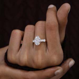 Anillo de Compromiso con Diamante Cultivado en Laboratorio, Corte Ovalado, Claridad VS1, Color F, Opciones de Plata de Ley/Platino/Oro, Elegantes Anillos de Diamantes - Product Image 5