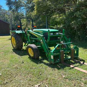 Compre el tractor agrícola usado John Deere 5045D 4x4 en stock para una entrega rápida Calidad Premium disponible ahora - Product Image 4