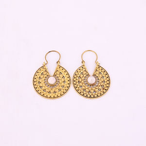 Boucles d'oreilles pendantes en filigrane d'or avec un design circulaire de 53x37mm - Product Image 1