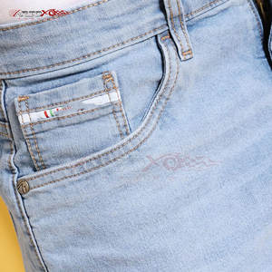 Short en jean moderne pour homme avec coupe réglable et ourlet inférieur roulé Short en jean de tous les jours pour homme - Product Image 5