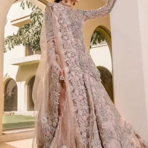 NUEVO IMPRESIONANTE BORDADO PESADO EN BRIDAL KURTA,LEHENGA Y DUPATTA CON CUENTAS DE CRISTAL EMBELLECIDAS, TRABAJO DE DABKA PARA BODA @ 2024 - Product Image 1