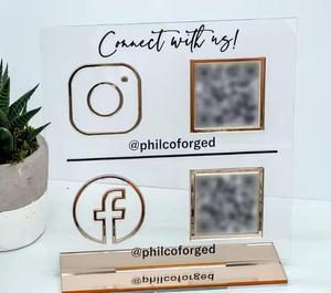 Présentoir acrylique sophistiqué et contemporain pour codes QR: parfait pour améliorer le marketing et l'engagement des médias sociaux - Product Image 1