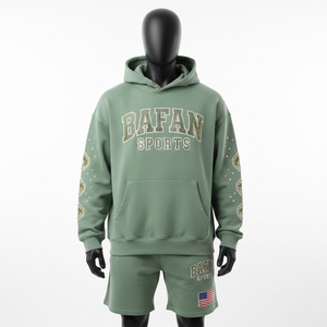 ชุดเซ็ตฮู้ดดี้และกางเกงขาสั้นผ้าฟลีซผสมคอตตอนโพลีเอสเตอร์ 340 GSM สีเขียวเซจสำหรับผู้ชาย พร้อมปักโลโก้ด้วยคริสตัลและงานพิมพ์ลายตามสั่ง - Product Image 6