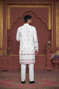 Kurta imprimé blanc de haute qualité pour hommes avec motif complexe de cerf et style détaillant Kurta parfait pour les occasions festives - Product Image 3