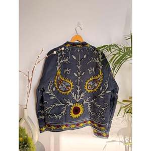 Chaqueta vaquera vintage de otoño para hombre con bordado Kantha y cuello mandarín - Product Image 4