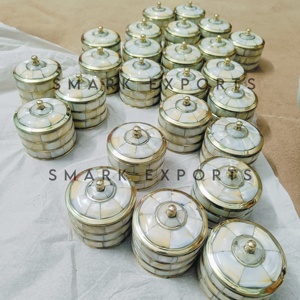 Maceta Sindoor de latón nácar, diseño hecho a mano para almacenar Kumkum y usar en rituales de boda - Product Image 5