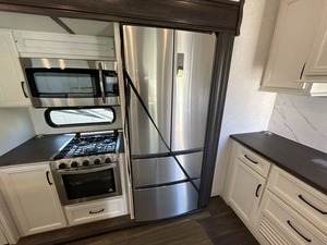 Remolque de Campamento Usado en Excelentes Condiciones, Nuevo Modelo 2022 Dutchmen A-t-l-a-s 3172R-L-K-B en Venta para Campamento y Viajes - Product Image 5