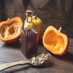 Huile de graines de citrouille biologique pressée à froid | Élixir botanique riche en nutriments pour la peau, les cheveux et le bien-être culinaire, approvisionnement en gros - Product Image 1