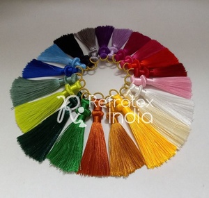 Mini pompons en polyester dorés et multicolores de 8 cm, fournisseur en gros par Refratex India, fabriqués en Inde pour une qualité supérieure à bas prix - Product Image 1