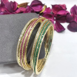 Conjunto de Dos Brazaletes Modernos de Primera Calidad con Acabado Dorado y Piedras de Circonita Cúbica, Colección para Bodas y Eventos para Mujeres y Niñas - Product Image 1