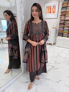 Préparez-vous pour cette saison des mariages avec un ensemble de costume en coton imprimé, orné de travail à la main, de travail au miroir et de motifs magnifiques. - Product Image 2