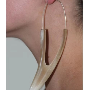 Pendientes llamativos de cuerno ligeros para fashionistas conscientes que prefieren accesorios hechos a mano ecológicos - Product Image 1