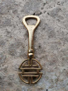 Ouvre-bouteille en laiton vintage avec finition de couleur dorée parfait pour les accessoires de bar élégants et les idées cadeaux en Inde - Product Image 5