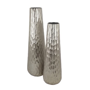 Vase de table moderne en aluminium de qualité supérieure en métal Décoration de table élégante pour la maison Vase à fleurs de qualité - Product Image 2