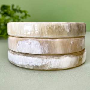 Bracelets et bracelets en corne de buffle naturelle, fabriqués à partir de corne de buffle véritable, disponibles dans un assortiment de tailles. - Product Image 6