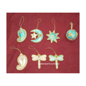 Ornements de Noël à suspendre en tissu avec broderie dorée Zari de formes variées, utilisés pour les décorations de fête et de festival - Product Image 1