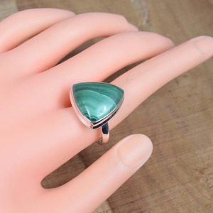 Bague élégante en forme de trillion de pierres précieuses malachite en argent sterling 925 bijoux fins verts pour les mariages cadeau parfait - Product Image 2