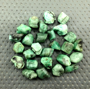 25 piezas Esmeralda 14-16 MM Verde Esmeralda áspera Cristal Piedra preciosa Raw Loose Emerald Sin tratar Rugoso Hermosa Esmeralda Rough Lot - Product Image 1