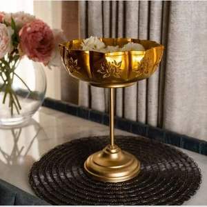 Bol Urli Lotus de 12 pouces avec support pour mariages, motif végétal - Product Image 1