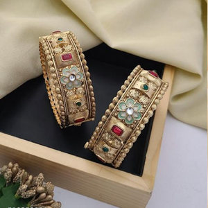 Brazalete ancho de latón con una variedad de piedras transparentes de forma única, un accesorio atrevido y moderno, a precios de mayorista. - Product Image 6