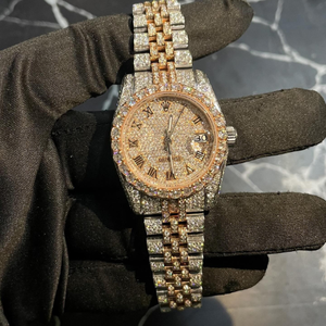 Montre de luxe personnalisée pour homme, style Hip Hop, mouvement à quartz ETA, bracelet en acier inoxydable, entièrement sertie de moissanite, cadran bicolore avec index romains - Product Image 1