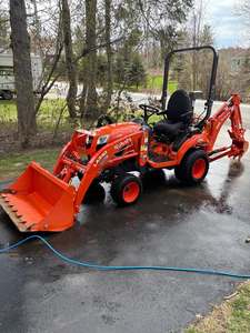 Tractor Diésel Subcompacto Kubota BX2380 de 23 HP con Tracción en las 4 Ruedas y Cargador |   Tractor Utilitario Compacto Kubota BX2380 4x4 para Jardín y Granja - Product Image 2