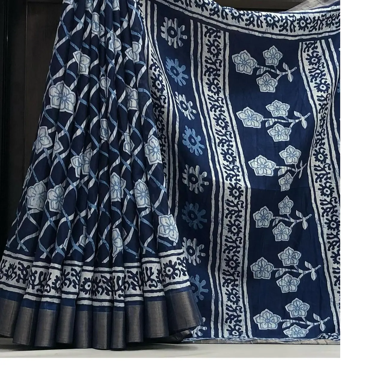 Kustom dibuat di perbatasan bunga besar pegangan tangan lembut Saree dicetak dengan zari patti border termasuk blus dalam desain bunga.