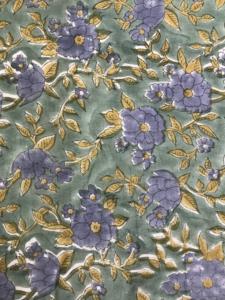 Tela con Estampado Floral Azul Vintage sobre Verde, Estilo Floral Botánico Indo-Europeo - Product Image 4