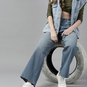 Le Pakistan a fabriqué un pantalon en jean pour femmes de conception unique salopette taille moyenne avec devant plat nouveau style pour la saison du printemps - Product Image 4